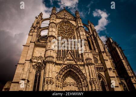 BEAUVAIS, FRANCE, LE 15 AVRIL 2017 : façades et détails de la cathédrale Saint Pierre, le 15 avril 2017, à Beauvais, France Banque D'Images