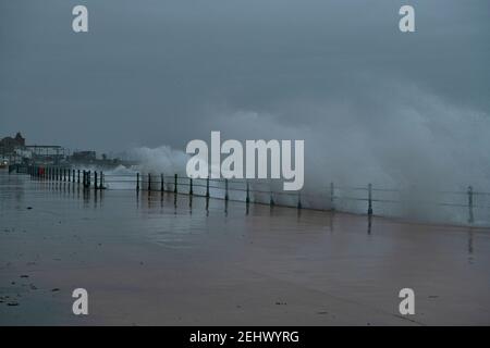 Penzance Cornwall, marche à Cornwall, marche à Cornouailles, promenade de Penzance Cornwall, sièges de galets sur la promenade de Penzance pierres sur une plage de Cornouailles, tempête de Cornouailles, grandes vagues, tempête de Penzance, tempête de Penzance grandes vagues sur la promenade crédit: kathleen White/Alamy Live News Banque D'Images