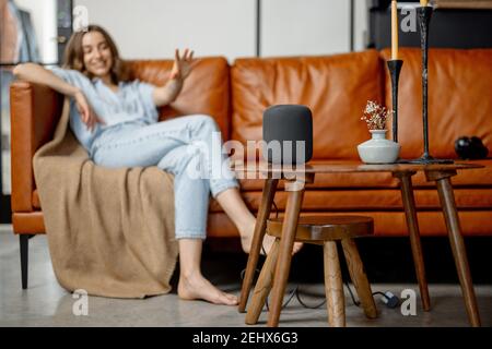 Femme parlant avec la colonne d'assistant audio Banque D'Images