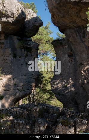 ville enchantée de cuenca, espagne avec des images sculptées en pierre au milieu de la serrania de cuenca Banque D'Images