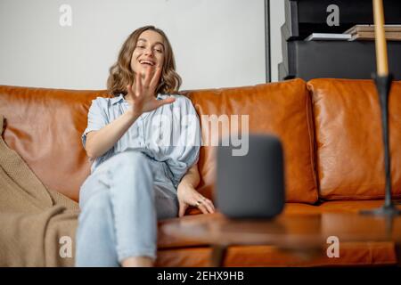 Femme parlant avec la colonne d'assistant audio Banque D'Images