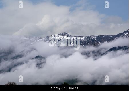 La Suisse, la vue des Alpes dans les nuages blancs épais et le brouillard Banque D'Images