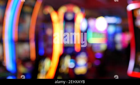 Les machines à sous défocused brillent dans le casino sur le fabuleux Las Vegas Strip, Etats-Unis. Machines à sous à jackpot de jeu flou dans l'hôtel près de Fremont Street. Néon lumineux Banque D'Images