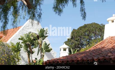 Suburbain de style colonial mexicain, extérieur de maison hispanique, jardin verdoyant, San Diego, Californie États-Unis. Carrelage en terre cuite méditerranéenne en terre cuite Banque D'Images