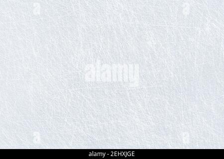 Texture de fond de glace et surface de neige avec des marques et des lignes de patinage. Patinoire, arène ou stade de hockey sur glace depuis la vue de dessus. Papier peint bleu clair gelé. Banque D'Images