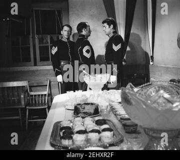 FRANK SINATRA JOEY BISHOP et DEAN MARTIN sur la répétition sur place Candid pendant le tournage des SERGENTS 3 / SERGENTS TROIS 1962 directeur JOHN STENGES Essex Productions / Meadway-Claude productions Company / Artistes Unis Banque D'Images