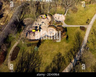 Drone aérien regarder à l'aire de jeux dans parc vert avec long tracés Banque D'Images