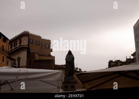 Rome, Italie. 20 février 2021. Vue de la statue de Giordano Bruno, sur la Piazza Campo dè Fiori à Rome (photo de Matteo Nardone/Pacific Press) crédit: Pacific Press Media production Corp./Alay Live News Banque D'Images