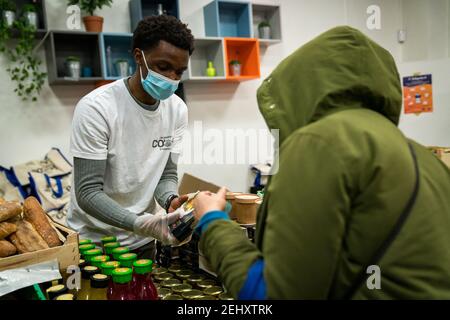 Distribution des colis de nourriture et d'hygiène par l'Association étudiante de solidarité de la CdP'1. Des centaines de paniers de 5 à 6 kg par personne sont distribués par semaine. L'association guide également les étudiants vers des structures d'aide psychologique, d'orientation et financière. Paris le 19/02/2021. Photo de Gabrielle Cezard / BePress/ABACAPRESS.COM Banque D'Images