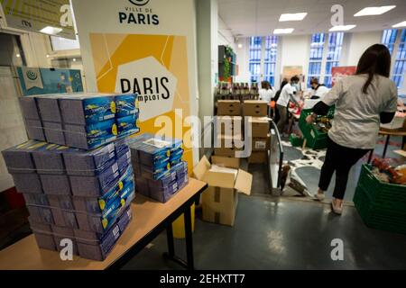 Distribution des colis de nourriture et d'hygiène par l'Association étudiante de solidarité de la CdP'1. Des centaines de paniers de 5 à 6 kg par personne sont distribués par semaine. L'association guide également les étudiants vers des structures d'aide psychologique, d'orientation et financière. Paris le 19/02/2021. Photo de Gabrielle Cezard / BePress/ABACAPRESS.COM Banque D'Images