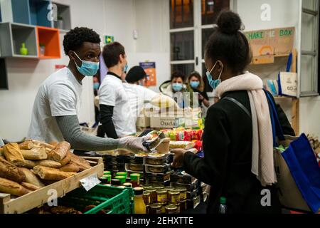 Distribution des colis de nourriture et d'hygiène par l'Association étudiante de solidarité de la CdP'1. Des centaines de paniers de 5 à 6 kg par personne sont distribués par semaine. L'association guide également les étudiants vers des structures d'aide psychologique, d'orientation et financière. Paris le 19/02/2021. Photo de Gabrielle Cezard / BePress/ABACAPRESS.COM Banque D'Images