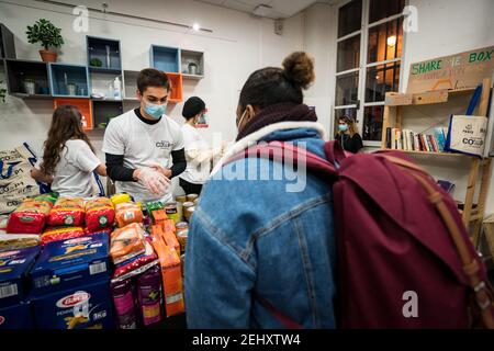 Distribution des colis de nourriture et d'hygiène par l'Association étudiante de solidarité de la CdP'1. Des centaines de paniers de 5 à 6 kg par personne sont distribués par semaine. L'association guide également les étudiants vers des structures d'aide psychologique, d'orientation et financière. Paris le 19/02/2021. Photo de Gabrielle Cezard / BePress/ABACAPRESS.COM Banque D'Images