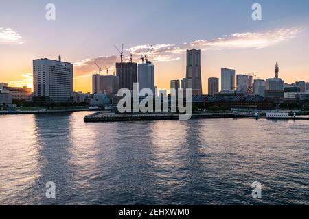 Coucher de soleil coloré sur les bâtiments du terminal de ferry de Yokohama. Banque D'Images