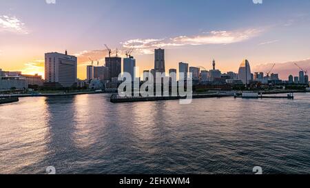 Coucher de soleil coloré sur les bâtiments du terminal de ferry de Yokohama. Banque D'Images