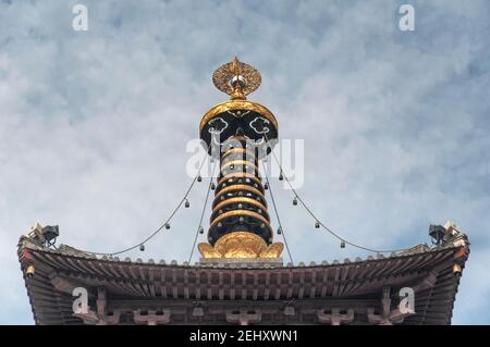 le lotus d'or et le sommet de la pagode puming au temple bouddhiste hanshan historique de suzhou en chine, lors d'une journée ensoleillée dans la province de jiangsu. Banque D'Images