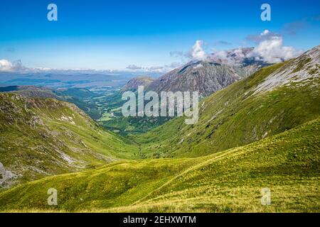 Magnifique paysage écossais Highlands. Vue sur la crête de Mamores dans les Highlands écossais par une belle journée d'été. Banque D'Images