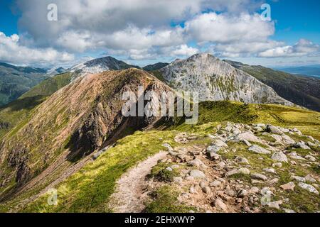 Magnifique paysage écossais Highlands. Vue sur la crête de Mamores dans les Highlands écossais par une belle journée d'été. Banque D'Images