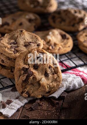Gros plan de délicieux biscuits aux pépites de chocolat sur une grille de refroidissement Banque D'Images