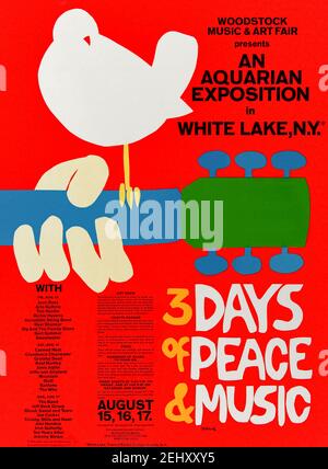 Woodstock Music & Art Fair présente une exposition Aquarian à White Lake, New York 3 Days of Peace & Music 15 août 16, 17 1969 affiche pour le légendaire festival de musique conçu par Arnold Skolnick avec une colombe blanche reposant sur un col de guitare. Le festival a connu un franc succès avec un public estimé à 400,000 participants et est depuis considéré comme un moment clé dans l'histoire de la musique et la contre-culture anti-establishment des années 1960. Banque D'Images