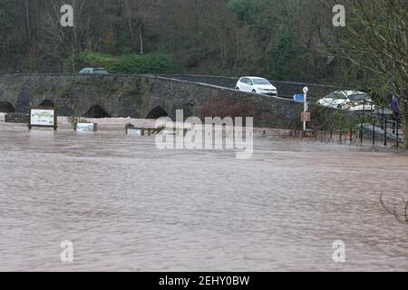 Abergavenny, Monbucshire, pays de Galles, Royaume-Uni Météo - Samedi 20 février 2021 - la rivière Usk en circulation rapide a commencé à déborder de ses berges après de fortes pluies au cours des dernières 24 heures dans le sud du pays de Galles. La prévision est pour plus de pluie. Photo Steven May / Alamy Live News Banque D'Images
