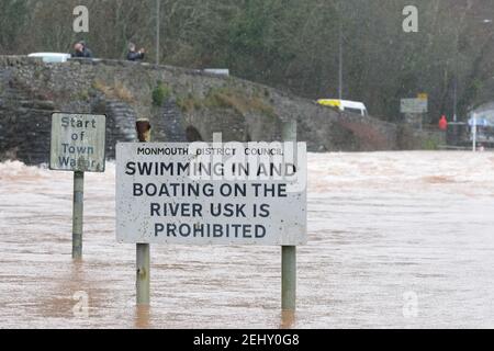 Abergavenny, Monbucshire, pays de Galles, Royaume-Uni Météo - Samedi 20 février 2021 - la rivière Usk en circulation rapide a commencé à déborder de ses berges après de fortes pluies au cours des dernières 24 heures dans le sud du pays de Galles. La prévision est pour plus de pluie. Photo Steven May / Alamy Live News Banque D'Images