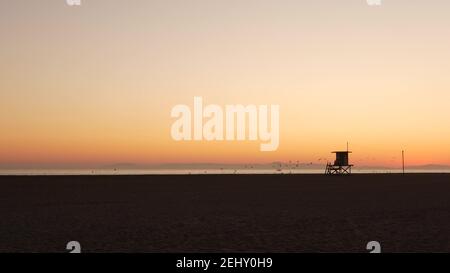 Concept de voyage en été. Silhouette sombre, tour de surveillance en bois rétro emblématique contre le ciel orange du coucher de soleil. Contour de tour de guet contrasté, californ Banque D'Images