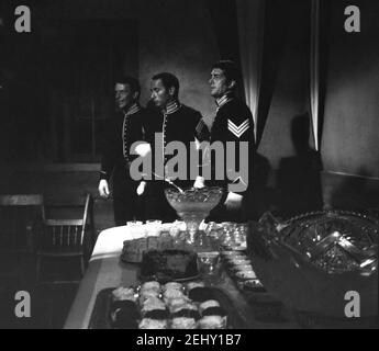 FRANK SINATRA JOEY BISHOP et DEAN MARTIN sur la répétition sur place Candid pendant le tournage des SERGENTS 3 / SERGENTS TROIS 1962 directeur JOHN STENGES Essex Productions / Meadway-Claude productions Company / Artistes Unis Banque D'Images