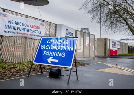 Parking du centre de vaccination Covid-19 au RAF Museum, Colindale, Londres, Royaume-Uni Banque D'Images