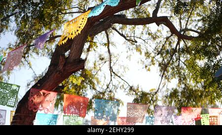 Bannière picado en papier perforé mexicain coloré, guirlande de papier coloré de festival. Drapeaux de tissus sculptés, fêtes ou carniva, de couleur traditionnelle hispanique Banque D'Images