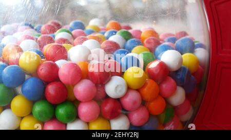 Gommelles colorées dans un distributeur automatique classique, États-Unis. Gommes buble multicolores, distributeur rétro à pièces. Mâcher des bonbons à la gomme comme symbole de l'enfance Banque D'Images