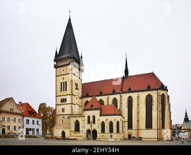 Église de Sv. Aegidius sur la place de l'Hôtel de ville de Bardejov. La Slovaquie Banque D'Images