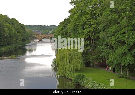 Vue du pont de Prebends sur la rivière Wear, Durham, Angleterre. Banque D'Images