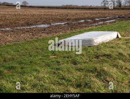 Un vieux matelas jeté sur le côté d'une campagne Route à Norfolk en Angleterre Banque D'Images