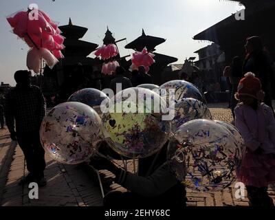 20 février 2021, Lalitpur, Bagmati, Népal: Une petite fille choisit les ballons sur la place Patan Durbar, un site classé au patrimoine de l'UNESCO à Lalitpur, au Népal, le 20,2021 février. (Image crédit : © Sunil Sharma/ZUMA Wire) Banque D'Images