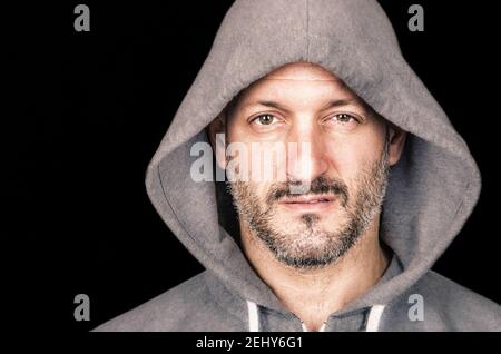 Homme en colère sérieux avec un sweat-shirt à capuche Banque D'Images