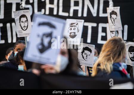 20 février 2021, Berlin: Les participants tiennent des pancartes avec des photos des victimes de l'attaque extrémiste de droite lors d'une manifestation pour commémorer les victimes de l'attaque du 19 février 2020 à Hanau, en Allemagne. Photo: Christophe GATEAU/dpa Banque D'Images