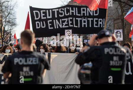 20 février 2021, Berlin: Les participants tiennent une bannière lisant "l'Allemagne vous seul auteur" lors d'une manifestation pour commémorer les victimes de l'attaque extrémiste de droite à Hanau le 19 février 2020 photo: Christophe GATeau/dpa Banque D'Images