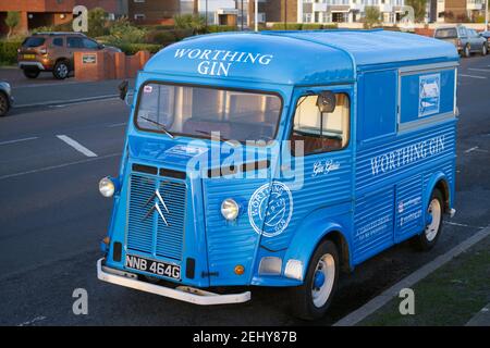 Citroën H Van avec de beaux travaux de peinture de Worthing Gin, ce véhicule classique français a été garé sur le front de mer de Worthing. Banque D'Images