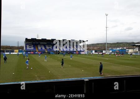 BARROW À FURNESS, ANGLETERRE; LE 20 FÉVRIER : vue générale de l'équipe Barrow qui s'échauffe lors du match Sky Bet League 2 entre Barrow et Morecambe à Holker Street, Barrow-in-Furness le samedi 20 février 2021. (Crédit : Chris Donnelly | MI News) Banque D'Images