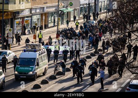 Allemagne, Berlin, le 20 février 2021 : la police et les manifestants peuvent être vus lors d'une manifestation annoncée comme une marche silencieuse des démenteurs de Corona, des théoriciens de la conspiration et des extrémistes de droite sous la devise « nous devons parler ! ». Les organisateurs appellent à la fin de la pandémie Covid-19 sans vaccin et sans « science non gouvernementale » concernant le coronavirus. La route part de la frontière du quartier Steglitz-Zehlendorf et traverse Tempelhof-Schoeneberg et le centre de Berlin. (Photo de Jan Scheunert/Sipa USA) Banque D'Images