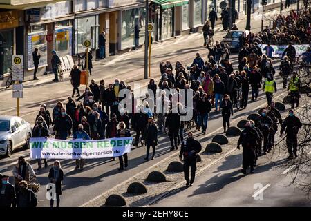 Allemagne, Berlin, le 20 février 2021 : la police et les manifestants peuvent être vus lors d'une manifestation annoncée comme une marche silencieuse des démenteurs de Corona, des théoriciens de la conspiration et des extrémistes de droite sous la devise « nous devons parler ! ». Les organisateurs appellent à la fin de la pandémie Covid-19 sans vaccin et sans « science non gouvernementale » concernant le coronavirus. La route part de la frontière du quartier Steglitz-Zehlendorf et traverse Tempelhof-Schoeneberg et le centre de Berlin. (Photo de Jan Scheunert/Sipa USA) Banque D'Images