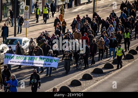 20 février 2021, Berlin, Berlin, Allemagne : des manifestants peuvent être vus lors d'une manifestation annoncée comme une marche silencieuse des démenteurs de Corona, des théoriciens de la conspiration et des extrémistes de droite sous la devise « nous devons parler ! ». Les organisateurs appellent à la fin de la pandémie Covid-19 sans vaccin et sans « science non gouvernementale » concernant le coronavirus. La route part de la frontière du quartier Steglitz-Zehlendorf et traverse Tempelhof-Schoeneberg et le centre de Berlin. (Image crédit : © Jan Scheunert/ZUMA Wire) Banque D'Images