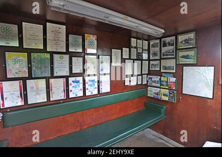 Prix exposés dans la salle d'attente de la gare de Dolau, lauréat de nombreux prix de la gare la mieux entretenue au cœur de la ligne de chemin de fer du pays de Galles Banque D'Images