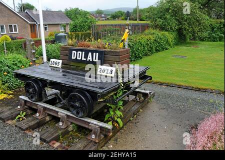 Un tramway manuel ancien de platelayer exposé à la gare de Dolau, lauréat de nombreux prix de la gare la mieux entretenue au cœur de la ligne de chemin de fer du pays de Galles Banque D'Images