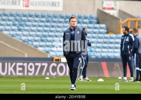 LONDRES, ANGLETERRE. LE 20 FÉVRIER Alex Samuel de Wycombe inspecte le terrain avant de démarrer lors du match de championnat Sky Bet entre Millwall et Wycombe Wanderers à la Den, Londres, le samedi 20 février 2021. (Credit: Ivan Yordanov | MI News) Credit: MI News & Sport /Alay Live News Banque D'Images