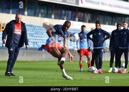 LONDRES, ANGLETERRE. 20 FÉVRIER Uche Ikpeazu de Wycombe s'échauffe avant le match de championnat Sky Bet entre Millwall et Wycombe Wanderers à la Den, Londres, le samedi 20 février 2021. (Credit: Ivan Yordanov | MI News) Credit: MI News & Sport /Alay Live News Banque D'Images