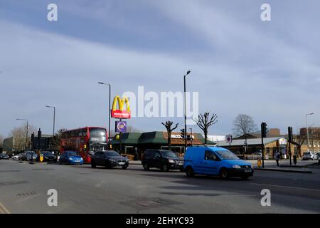 BARKING ROAD, VILLE DE CANNING - 20 FÉVRIER 2021 : le restaurant McDonalds et le carrefour de Barking Road dans l'est de Londres. Banque D'Images