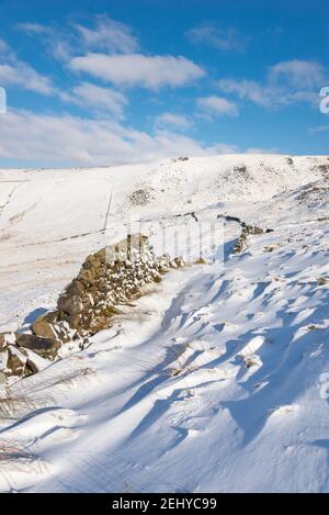 La neige couvrait la colline sur les bancs de la plate-forme au-dessus de Glossop, High Peak, Derbyshire, Angleterre. Banque D'Images