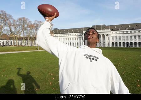 20 février 2021, Rhénanie-Palatinat, Koblenz : Joshua lance un football dans le parc du château. Des températures printanières sont annoncées pour les prochains jours photo: Thomas Frey/dpa Banque D'Images