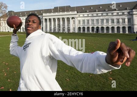 20 février 2021, Rhénanie-Palatinat, Koblenz : Joshua lance un football dans le parc du château. Des températures printanières sont annoncées pour les prochains jours photo: Thomas Frey/dpa Banque D'Images